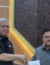 Sekda Kalbar Harisson menyampaikan jawaban pemerintah dalam Rapat Paripurna DPRD Kalbar terkait perubahan pengelolaan Barang Milik Daerah.