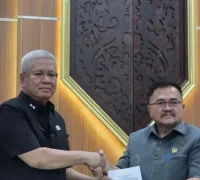 Sekda Kalbar Harisson menyampaikan jawaban pemerintah dalam Rapat Paripurna DPRD Kalbar terkait perubahan pengelolaan Barang Milik Daerah.