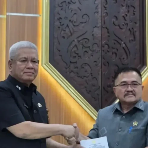 Sekda Kalbar Harisson menyampaikan jawaban pemerintah dalam Rapat Paripurna DPRD Kalbar terkait perubahan pengelolaan Barang Milik Daerah.