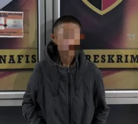 Terduga pelaku pencurian tas berisi dua ponsel saat diamankan Tim Jatanras Satreskrim Polresta Pontianak.