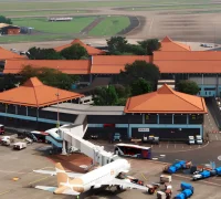 Ilustrasi pesawat komersial terkait kebijakan pemerintah menahan harga tiket pesawat.