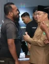 Gubernur Kalbar Ria Norsan berdialog dengan perwakilan Persatuan Sopir Kalbar membahas pengawasan distribusi BBM subsidi di Kantor Gubernur Kalbar.