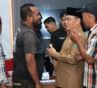 Gubernur Kalbar Ria Norsan berdialog dengan perwakilan Persatuan Sopir Kalbar membahas pengawasan distribusi BBM subsidi di Kantor Gubernur Kalbar.