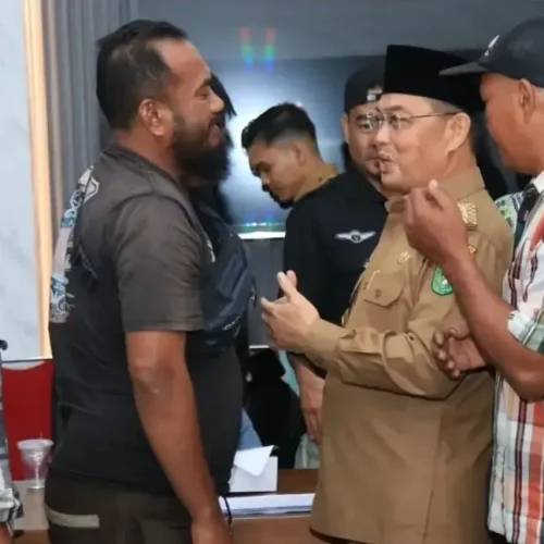 Gubernur Kalbar Ria Norsan berdialog dengan perwakilan Persatuan Sopir Kalbar membahas pengawasan distribusi BBM subsidi di Kantor Gubernur Kalbar.