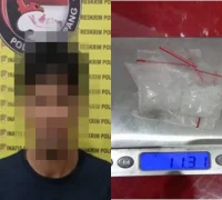 Tersangka dan bukti sabu seberat 11,31 gram hasil penggerebekan di Desa Ratu Elok Ketapang.