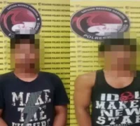 Dua pelaku pengedar narkoba saat diamankan petugas Polsek Marau di Air Upas, Ketapang.