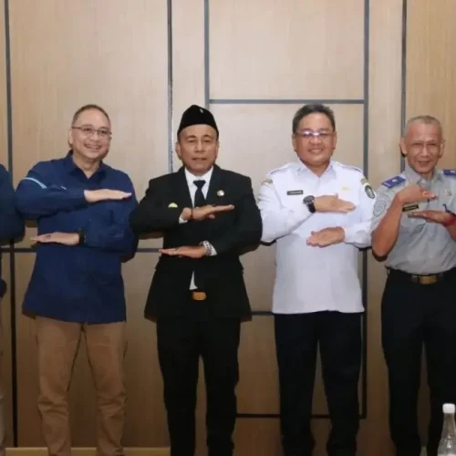 Wakil Gubernur Kalbar Krisantus Kurniawan menerima kunjungan GM PT ASDP Cabang Pontianak di ruang kerjanya.