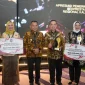 Gubernur Kalbar Ria Norsan menerima penghargaan Kemendagri di Balikpapan.