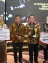 Gubernur Kalbar Ria Norsan menerima penghargaan Kemendagri di Balikpapan.