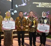Gubernur Kalbar Ria Norsan menerima penghargaan Kemendagri di Balikpapan.