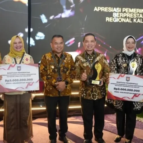 Gubernur Kalbar Ria Norsan menerima penghargaan Kemendagri di Balikpapan.