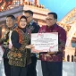 Wakil Bupati Kubu Raya Sukiryanto menerima penghargaan Program Tiga Juta Rumah dari Kemendagri.
