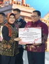 Wakil Bupati Kubu Raya Sukiryanto menerima penghargaan Program Tiga Juta Rumah dari Kemendagri.