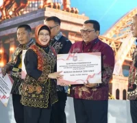 Wakil Bupati Kubu Raya Sukiryanto menerima penghargaan Program Tiga Juta Rumah dari Kemendagri.