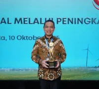 Penghargaan TPAKD Terbaik Tingkat Provinsi Wilayah Kalimantan Gubernur Kalimantan Barat Ria Norsan menerima penghargaan TPAKD Award 2025 sebagai TPAKD Provinsi Terbaik wilayah Kalimantan di Jakarta. (instagram.com/membangunkalbar)