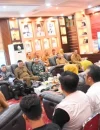 Bupati Kubu Raya Sujiwo menyampaikan penghentian aktivitas arang bakau di Batu Ampar demi menjaga ekosistem mangrove.