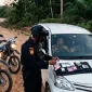 Ilustrasi - Petugas Polres Kubu Raya mengamankan barang bukti sabu dan ekstasi hasil pengungkapan modus paket travel.