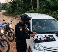 Ilustrasi - Petugas Polres Kubu Raya mengamankan barang bukti sabu dan ekstasi hasil pengungkapan modus paket travel.