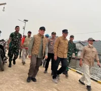 Gubernur Kalbar Ria Norsan meninjau lokasi karhutla di kawasan Bukit Peramas, Kayong Utara.