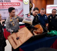 Petugas Bea Cukai Soekarno Hatta menunjukkan barang bukti narkoba MDMA dan pods vape berisi Etomidate hasil penyelundupan, (27/3/2026).