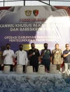 Petugas Bea Cukai dan Bareskrim Polri mengamankan ratusan karung pasir timah ilegal hasil penyelundupan di perairan Kepulauan Riau.