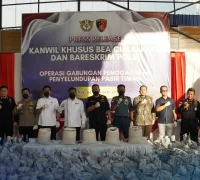 Petugas Bea Cukai dan Bareskrim Polri mengamankan ratusan karung pasir timah ilegal hasil penyelundupan di perairan Kepulauan Riau.