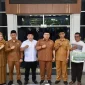 Wabup Kubu Raya Sukiryanto menyerahkan sapi kurban Presiden Prabowo Subianto di halaman Kantor Bupati Kubu Raya.
