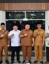 Wabup Kubu Raya Sukiryanto menyerahkan sapi kurban Presiden Prabowo Subianto di halaman Kantor Bupati Kubu Raya.