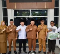 Wabup Kubu Raya Sukiryanto menyerahkan sapi kurban Presiden Prabowo Subianto di halaman Kantor Bupati Kubu Raya.