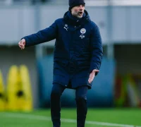 Pep Guardiola memberi instruksi kepada pemain Manchester City jelang laga Piala Liga melawan Brentford. (instagram.com/mancity)