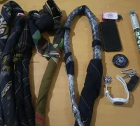 Barang bukti sarung yang telah dimodifikasi dan petasan yang diamankan petugas Polsek Pontianak Barat dari remaja yang diduga hendak melakukan perang sarung di Sei Jawi Luar, Pontianak.