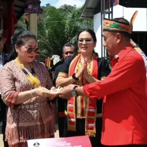 Wakil Gubernur Kalimantan Barat Krisantus Kurniawan menghadiri perayaan adat Gawia Sowa ke-186 masyarakat Dayak Bidayuh di Desa Jagoi, Bengkayang.