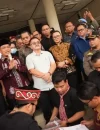 Gubernur Kalbar Ria Norsan berdialog dengan massa aksi terkait Perda Pembukaan Lahan di DPRD Kalbar.