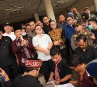 Gubernur Kalbar Ria Norsan berdialog dengan massa aksi terkait Perda Pembukaan Lahan di DPRD Kalbar.