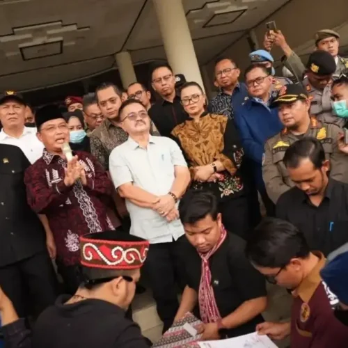 Gubernur Kalbar Ria Norsan berdialog dengan massa aksi terkait Perda Pembukaan Lahan di DPRD Kalbar.