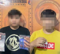 Polisi mengamankan dua pelaku, barang bukti sabu, ekstasi, uang tunai, dan cartridge vape dalam pengungkapan kasus narkoba di Sintang. (Res-Sintang)