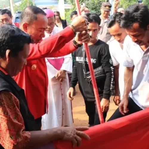 Wagub Kalbar Krisantus Kurniawan meresmikan Pastoran Santo Filipus Mentebah di Kapuas Hulu.