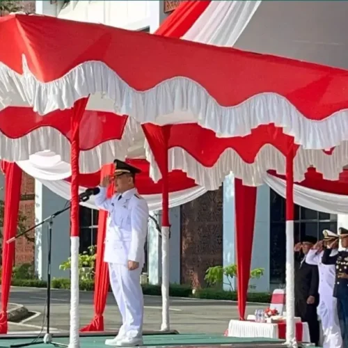 Gubernur Kalbar Ria Norsan memimpin upacara Hari Lahir Pancasila 2026 di Halaman Kantor Gubernur Kalbar Pontianak.