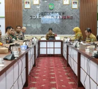 Wali Kota Singkawang Tjhai Chui Mie memimpin rapat koordinasi perkuatan tebing Sungai Singkawang. (MC Singkawang)