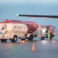 Pengisian avtur pada pesawat di bandara setelah Pertamina menurunkan harga avtur mulai Juni 2026.