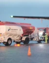 Pengisian avtur pada pesawat di bandara setelah Pertamina menurunkan harga avtur mulai Juni 2026.