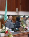 Wagub Kalbar Krisantus Kurniawan menyampaikan Pendapat Akhir Gubernur dalam pengesahan Raperda perubahan Jamkrida menjadi Perumda. (MC Kalbar)
