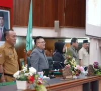 Wagub Kalbar Krisantus Kurniawan menyampaikan Pendapat Akhir Gubernur dalam pengesahan Raperda perubahan Jamkrida menjadi Perumda. (MC Kalbar)