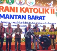 Asisten II Sekda Kalbar Heronimus Hero membuka Pesta Paduan Suara Gerejani (Pesparani) Katolik Tingkat Provinsi Kalimantan Barat di Aula Gedung Pasifikus, Pontianak, Jumat (16/10/2026).
