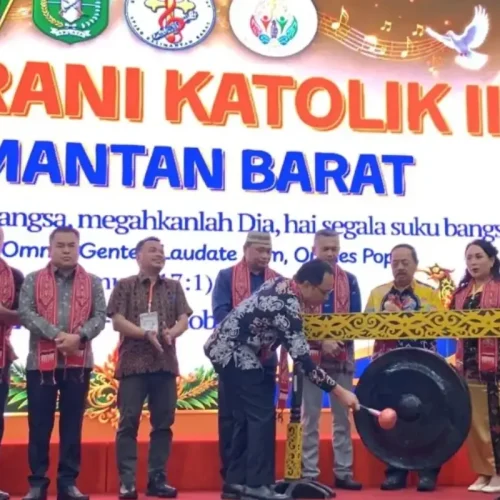 Asisten II Sekda Kalbar Heronimus Hero membuka Pesta Paduan Suara Gerejani (Pesparani) Katolik Tingkat Provinsi Kalimantan Barat di Aula Gedung Pasifikus, Pontianak, Jumat (16/10/2026).