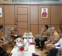 Wakil Gubernur Kalbar Krisantus Kurniawan menerima audiensi panitia Pesparani Katolik I Kalbar di Ruang Wakil Gubernur, Pontianak. (instagram.com/adpim.provkalbar)