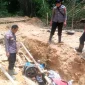 Petugas gabungan memusnahkan mesin dompeng saat penertiban tambang emas ilegal di Entikong, Sanggau.