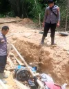 Petugas gabungan memusnahkan mesin dompeng saat penertiban tambang emas ilegal di Entikong, Sanggau.