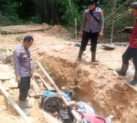 Petugas gabungan memusnahkan mesin dompeng saat penertiban tambang emas ilegal di Entikong, Sanggau.