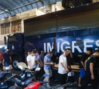 Petugas Imigrasi Malaysia mengamankan WNI saat razia keimigrasian dini hari di Kuala Lumpur. (Foto : Zulaikha Zainuzman/Bernama)